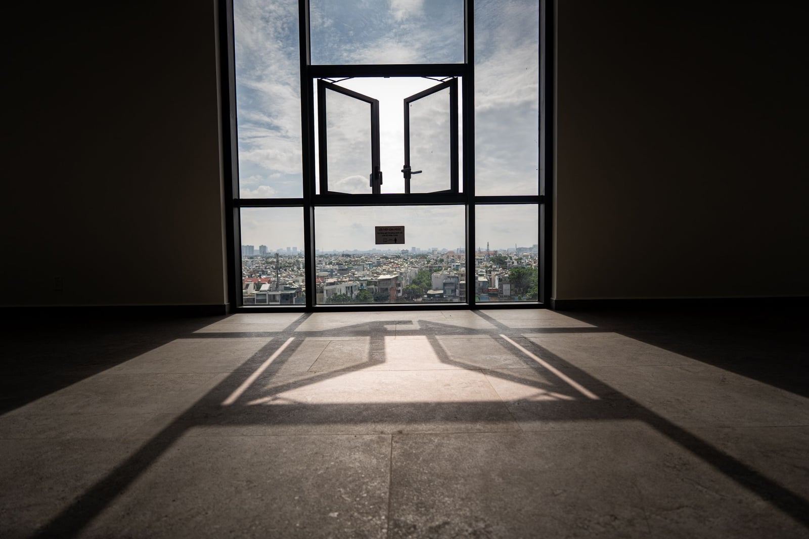 Raum gegen ein großes Fenster fotografiert, Wände und Boden laufen ins Schwarze.