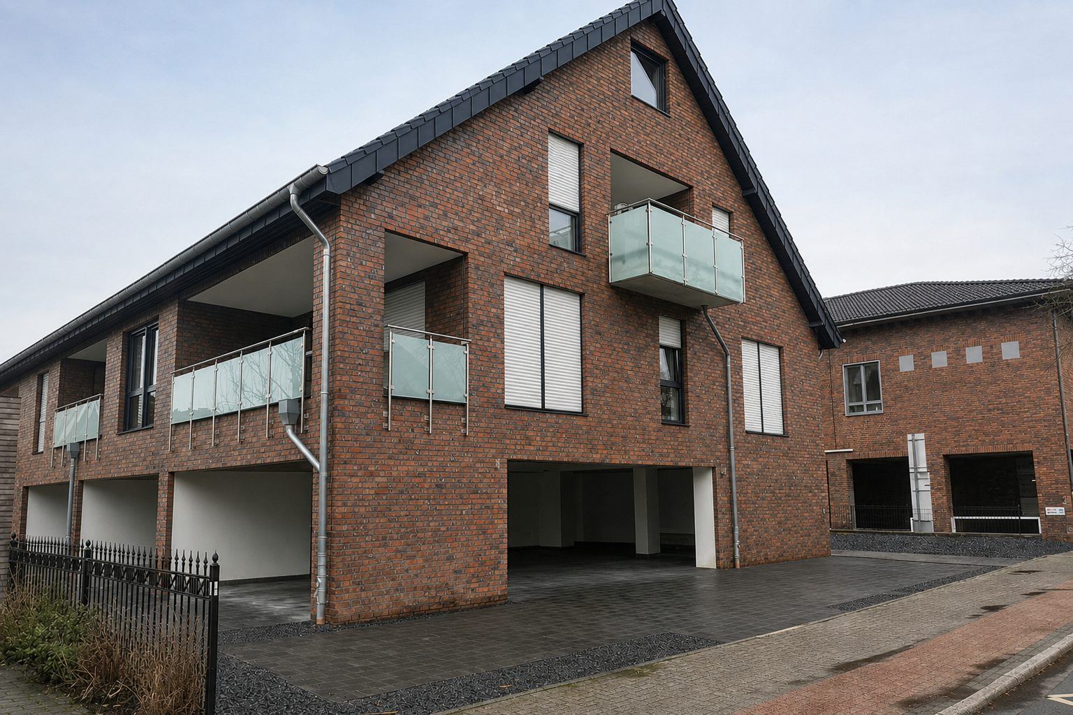 Gebäude von außen nach der Bearbeitung: helles, gleichmäßiges Licht und klare Fassade vor freundlichem Himmel.