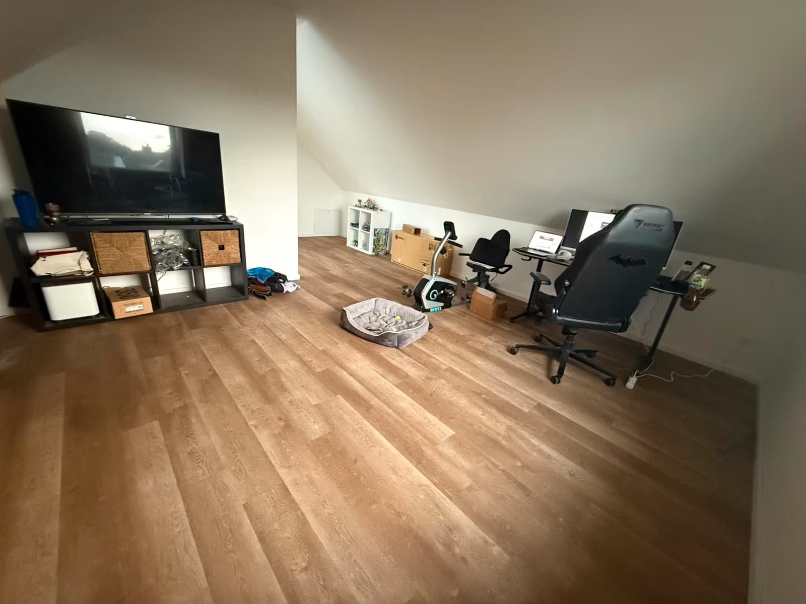 Wohnraum vorher: warmstichiges, ungleichmäßiges Licht.